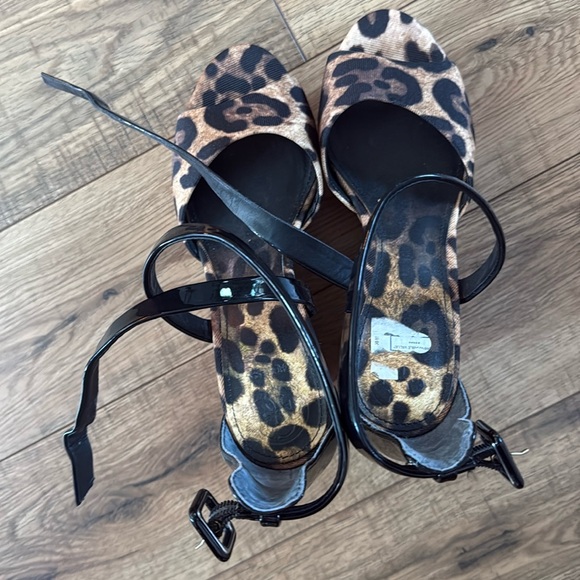 Guess leopard wedges size 7.5 with black patented leather trim - Picture 2 of 4